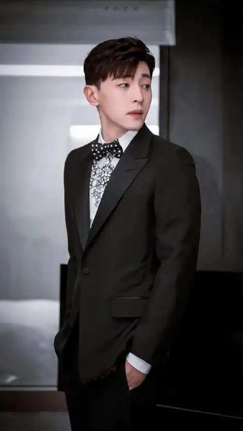 灯芯阁超话#邓伦#  无与伦比的西装王子