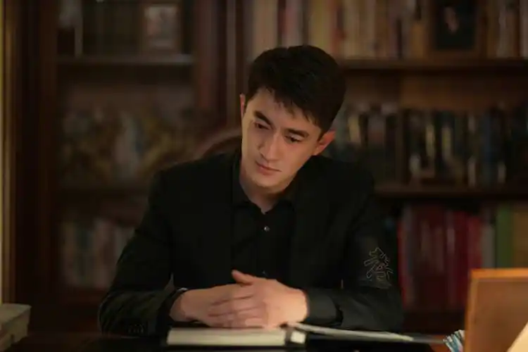 林更新《请叫我总监》哭戏获赞 陆既明看父亲剪报悲痛大哭__凤凰网