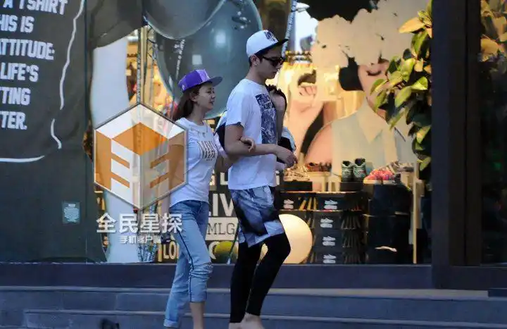 海陆和于小彤闹市深吻 大秀恩爱旁若无人(图)