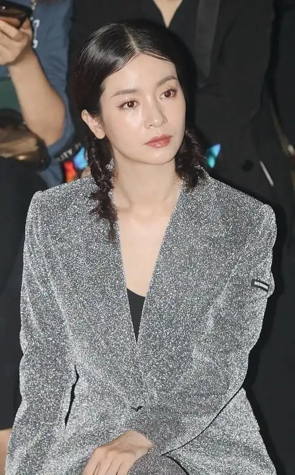 李晟的妆容看着老了不少感觉脸蛋油腻了很多但衣品仍不错