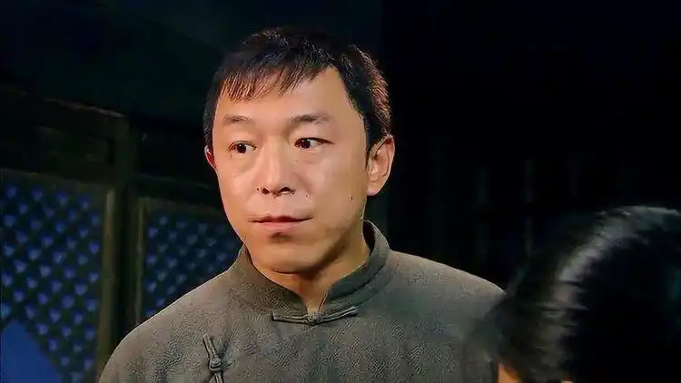 青岛往事:满仓想要陪着谷蓝一起去,小嫚不愿帮满仓干活