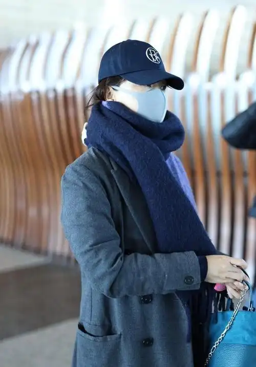 陈数现身北京机场拼色围巾氛围感十足