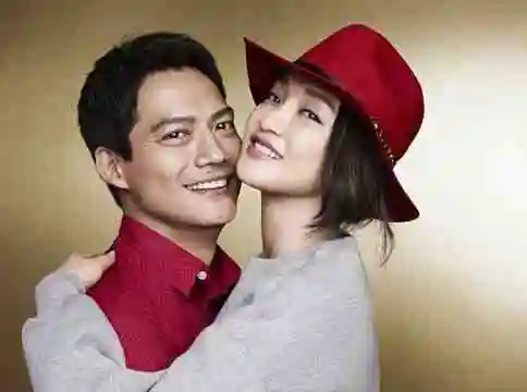 周迅与老公合体拍广告 贴面搂肩大秀甜蜜