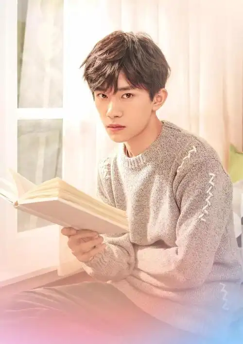 20岁的易烊千玺生活很艰辛但你也活成了别人羡慕的模样