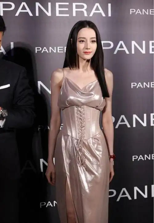 迪丽热巴的造型好有魅力穿着一袭液体吊带裙气质让人羡慕