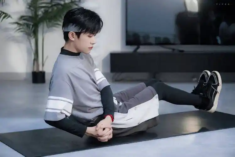 明星青涩照:张艺兴皮肤白皙,tfboys从青涩脱变成不同风格的少年_长相