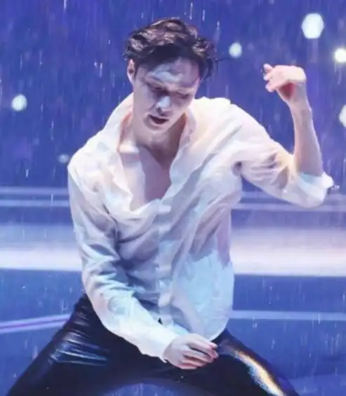 张艺兴内衣广告,腿毛意外抢镜,网友:这姿势也太辣眼了