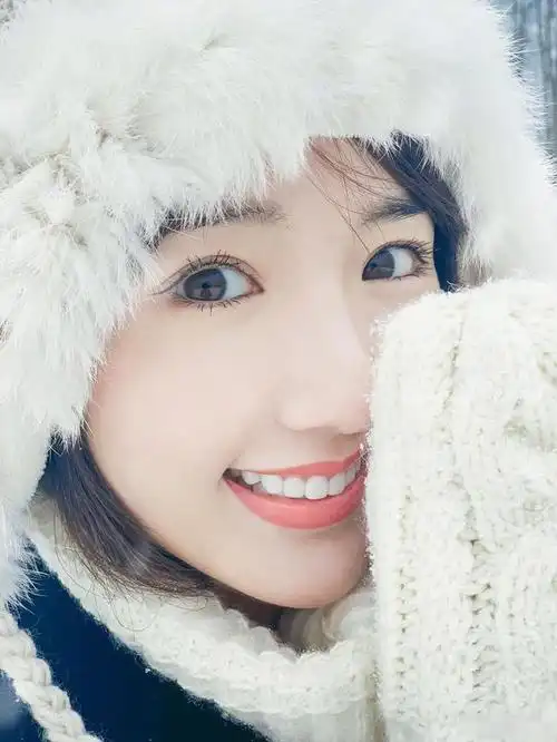 毛晓彤早年旧照被扒,大脸塌鼻梁造型雷人,与如今甜美模样差别大