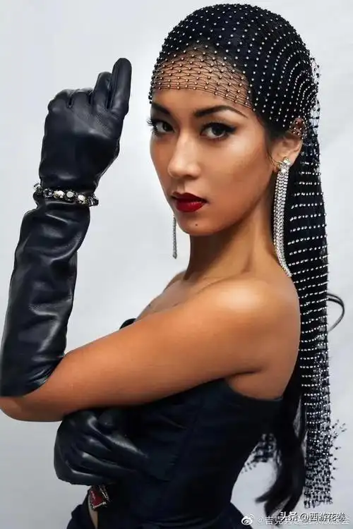 吉克隽逸——中国内地彝族流行乐女歌手