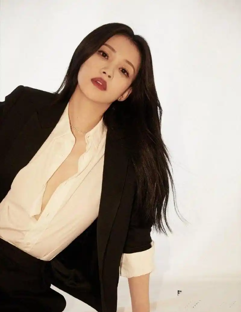 西服版孙怡:又美又干练