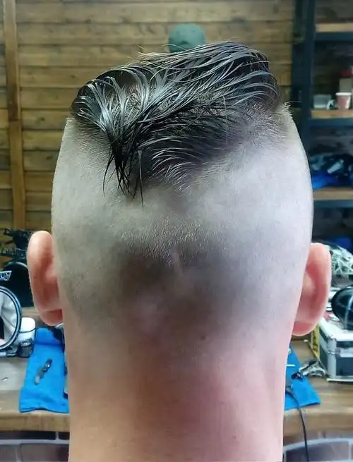 2.头顶后梳男发