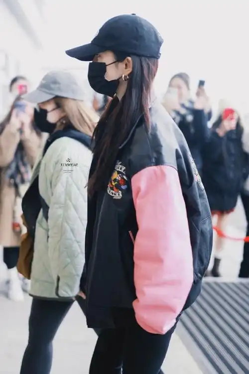 杨幂粉黑棒球服