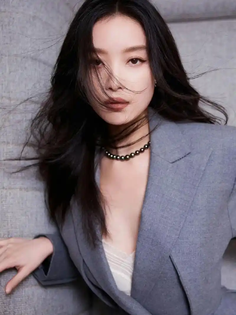 倪妮干练 ,利落的一身演绎 ,也是美妮的vauthier 高 - 抖音