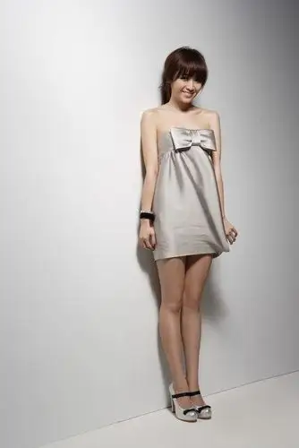 侯佩岑挑战短裙极限_网易娱乐