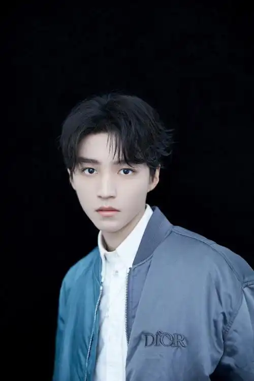 王俊凯蓝色夹克时尚感爆棚帅气写真