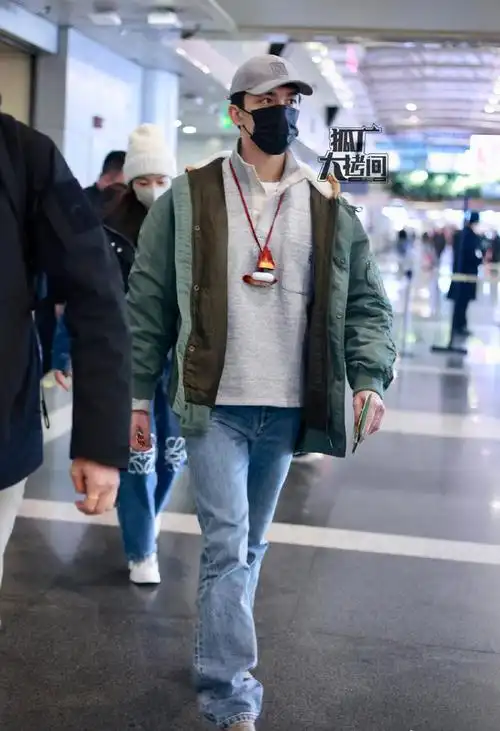 吴磊结束巴黎时装周行程机场到达图……__财经头条