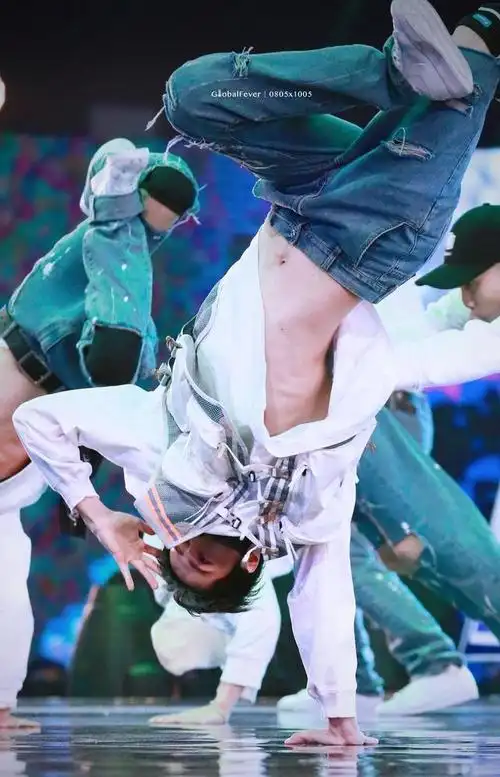 240126荧幕之星王一博腹肌线条引网友热议潮流风暴