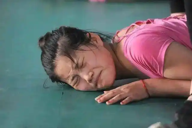 脚上,肩上,小腿上各种淤青,对于压腿,踩胯,下腰,孩子们更是边哭边开功