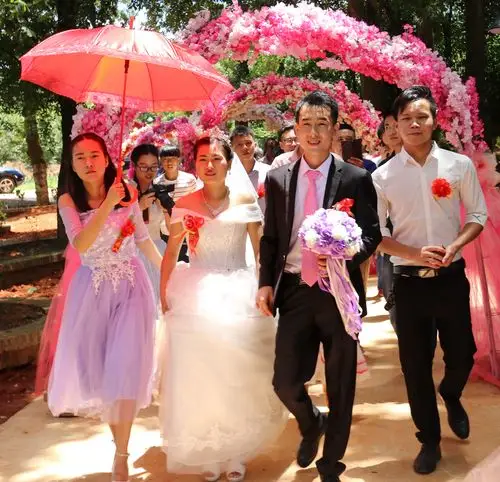 湖南90后新人到景区举办婚宴,个性婚礼受追捧!__凤凰网