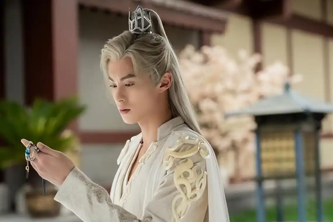 让不少网友都表示,相较于《千古玦尘》裡圆润的形象,许凯终于重返古装