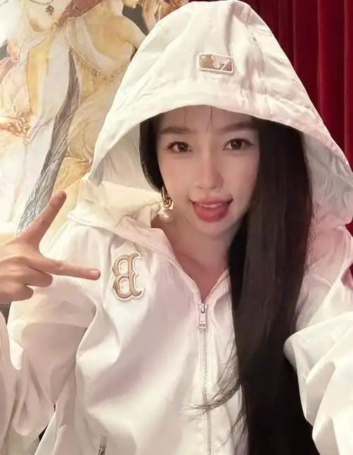 240125 虞书欣亮相最新穿搭 天籁星辰下的时尚女神