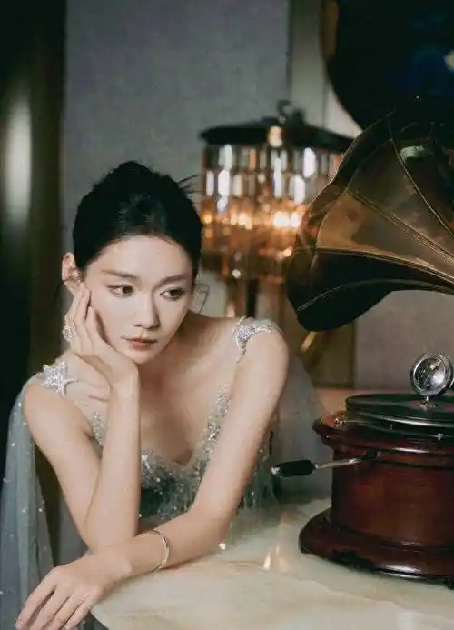 段奥娟身穿流苏礼服尽显优雅与自信,红毯上的举止让人赞不绝口_气质