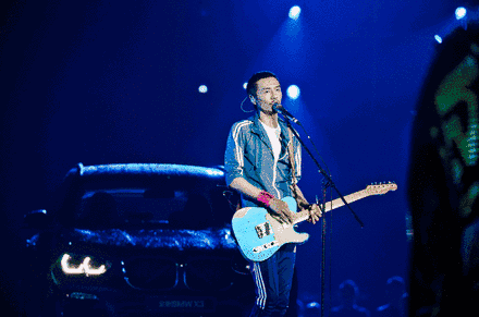 常规新车发布会线路,邀请了三组音乐大咖 房东的猫,旅行团乐队,袁娅维