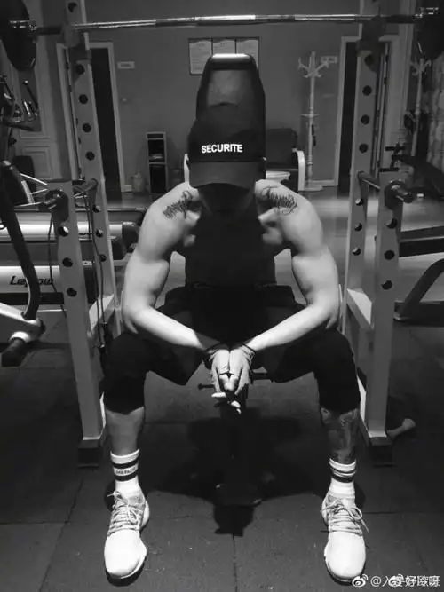 白敬亭,是小编万万没有想到的,脱了衣服的他,居然有着结实的肌肉,他