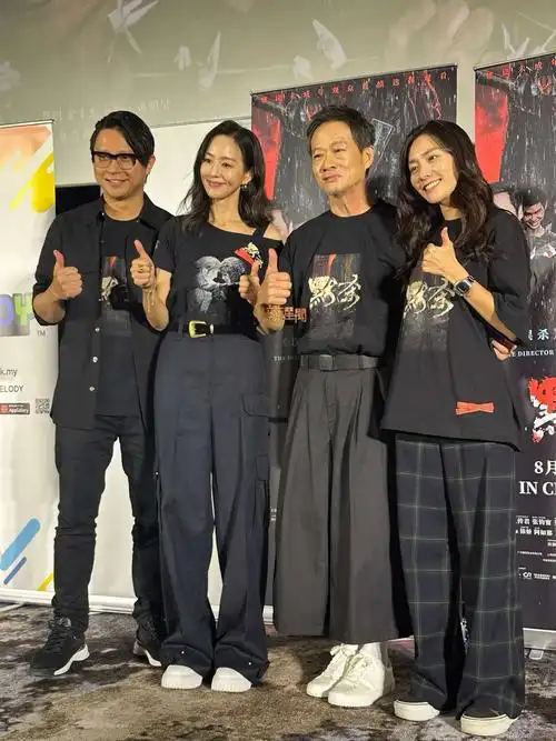 张钧甯和导演男友柯汶利大马宣传《默杀》牵手撒狗粮!