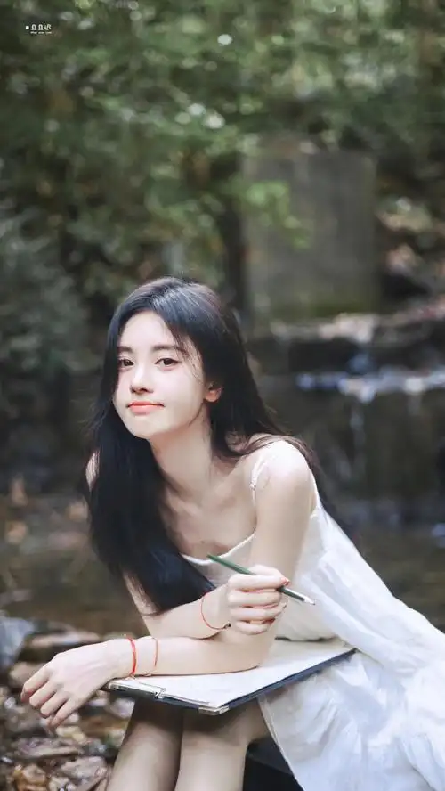 鞠婧祎白色吊带裙写真