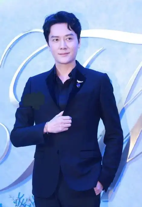 冯绍峰亮相上海时尚简约搭配展现帅气有型