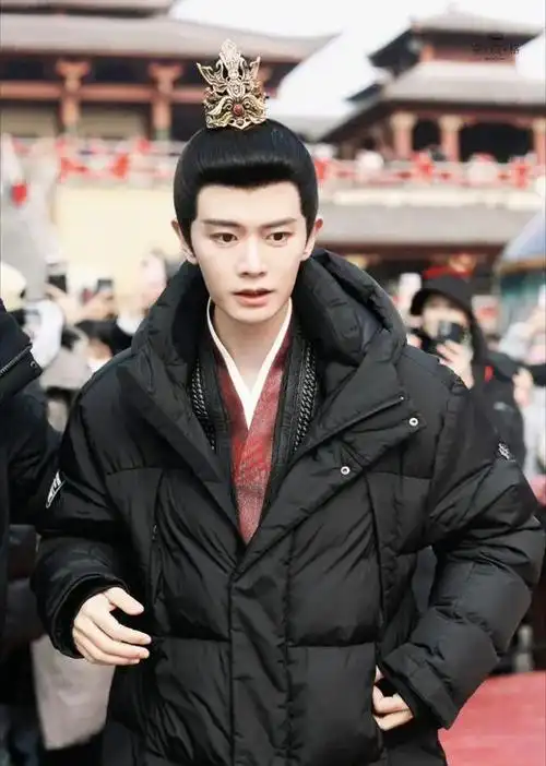 240130任嘉伦温柔眼神中透露的是对粉丝无限的爱