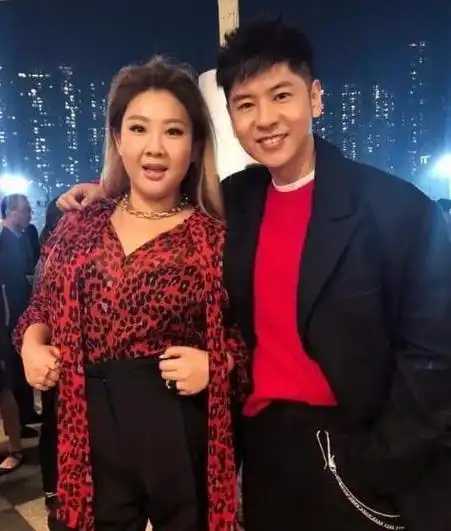 郑欣宜胖到"收不住"!穿豹纹衫配高腰裤水桶腰抢镜