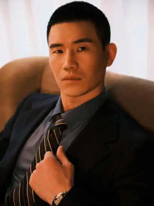 谢孟伟晒罕见西装照气质端正尽显硬汉魅力