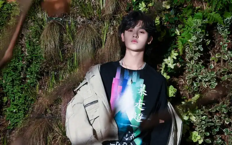 分享一组黄明昊图片给大家,图中的明星图片壁纸会点缀你的电脑桌面