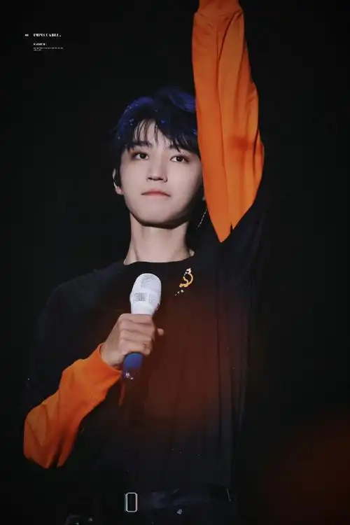 王俊凯穿的应援服是破的