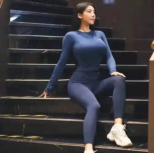 健身女神刘太阳健美比赛的女裁判身材让人过目不忘