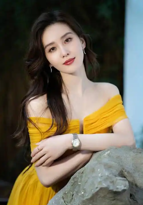 刘诗诗新任欧米茄名人大使,身穿黄色礼服亮相成都,明媚新雅动人_活动