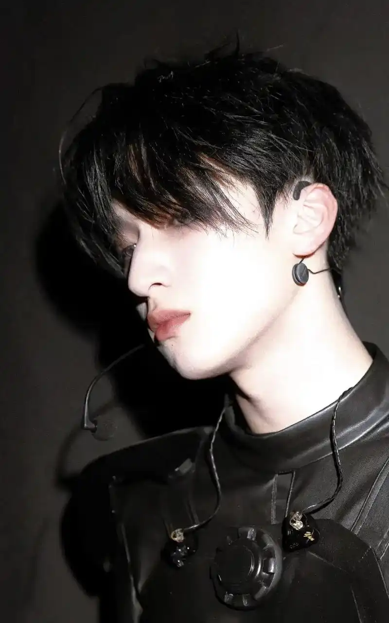 深邃的眼眸里全是你#严浩翔