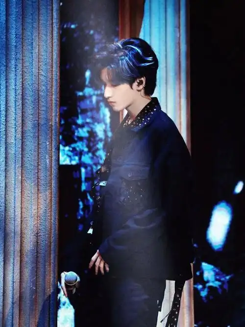 巴比伦的蓝发一生推!#严浩翔  #ootd穿搭