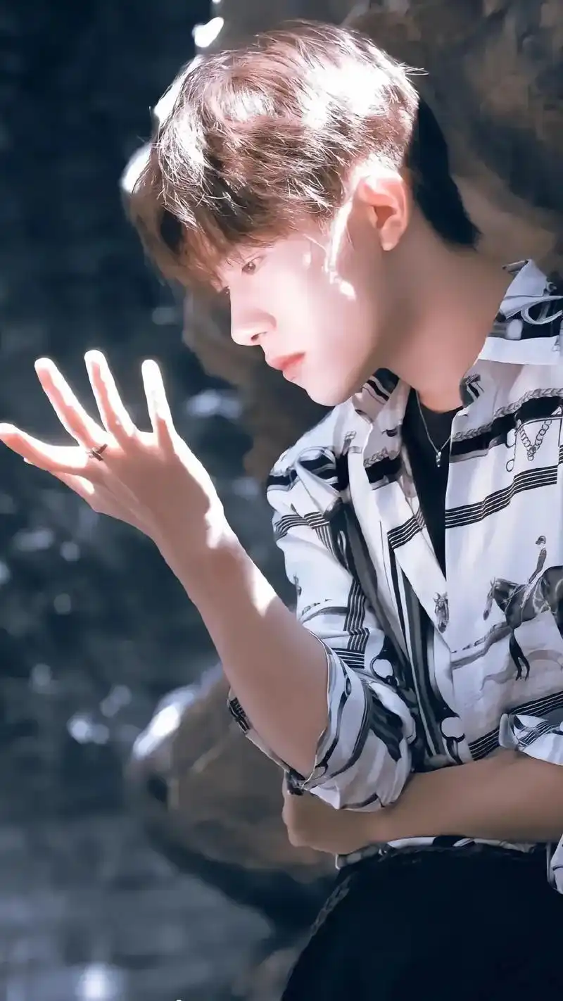 易烊千玺 #千纸鹤 #千玺邀你开启新年鸿运 #易烊千玺壁纸 - 兑趑