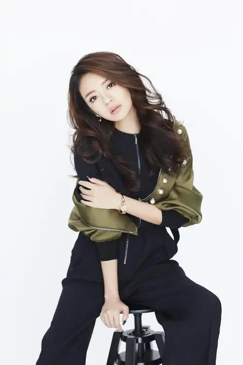 安以轩轻熟风元气满满写真图片