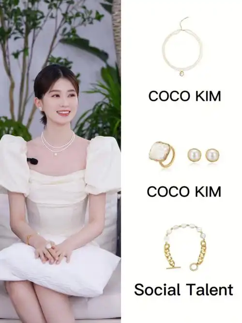 穿搭乔欣近日直播时的温柔千金淑女造型