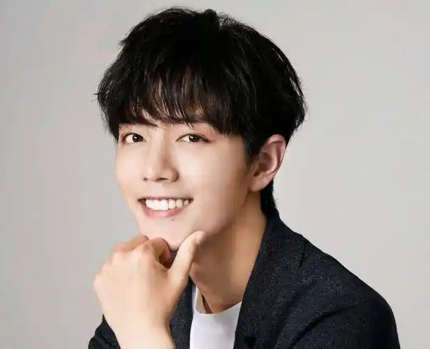 原创肖战大学照片曝光给大学女友买钻戒跟同学聊天被造谣是恋爱