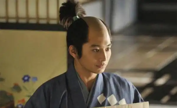 日本武士的发型是非常有个性的,他们习惯把头顶部的头发剃光,只留两边