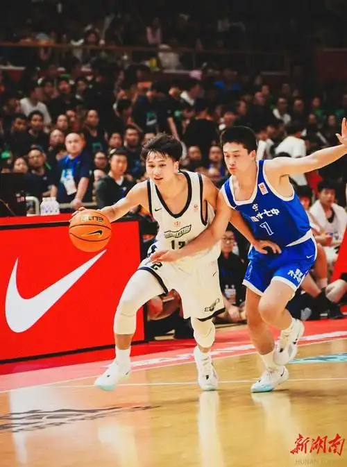凭着一股"湖南伢子"的蛮劲和狠劲,省地质中学男篮多年磨炼,站上最高