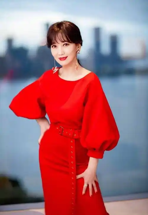 66岁赵雅芝一袭红裙时尚动人,搭配桃心耳环甜美似少女,好迷人