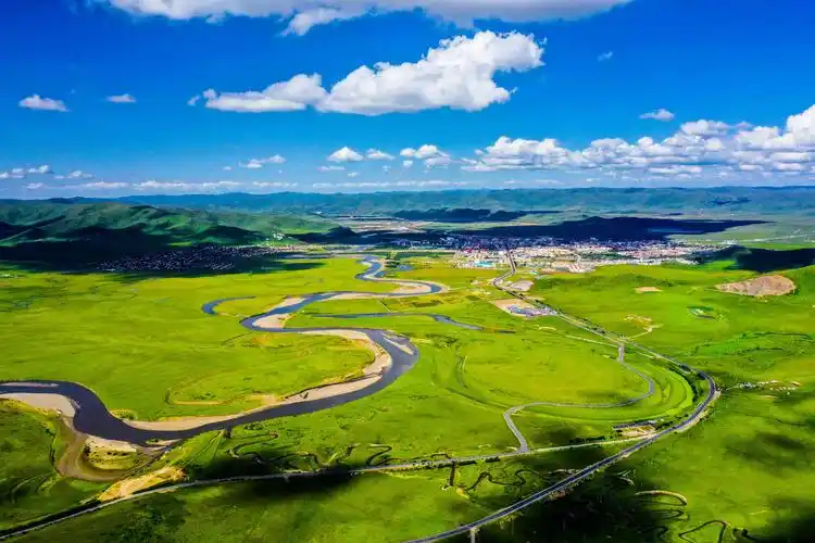 红原月亮湾位于四川省阿坝藏族羌族自治州红原县境内,是红原风景