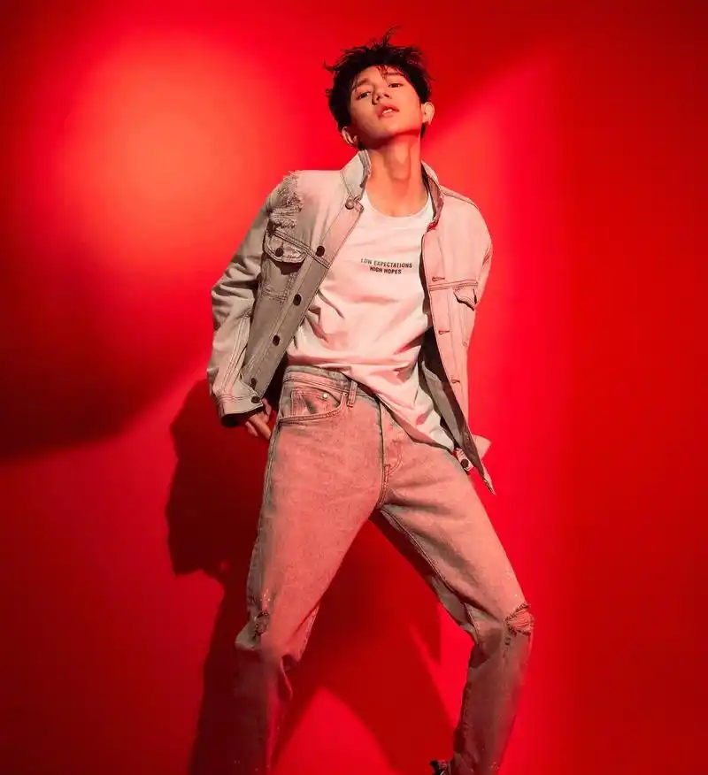 王源自信晒照,八块腹肌霸屏,却引发网友担心