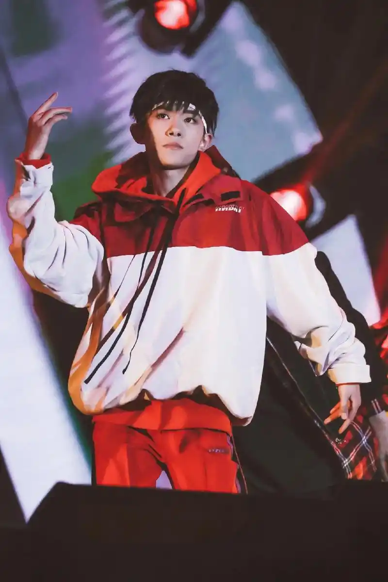 没有文案,就是想念舞台玺了……  #易烊千玺 #舞台 #神仙 - 抖音